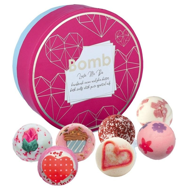 Bomb Cosmetics Love Me Do Gift Box ryhmässä KAUNEUS JA TERVEYS / Ihonhoito / Kehon hoito / Kylpy- ja suihkugeelit @ TP E-commerce Nordic AB (C14052)