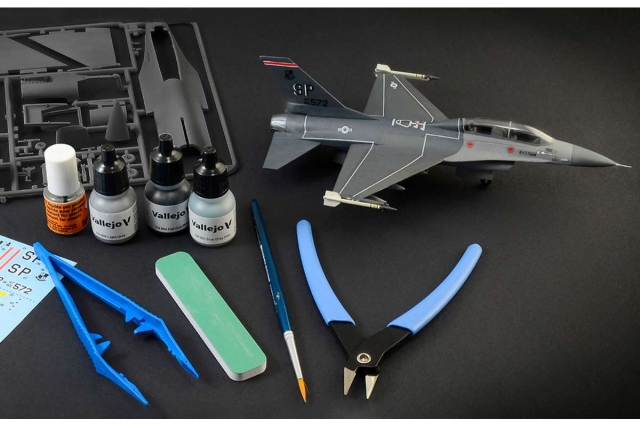 ITALERI 1:72 Complete modeling set F-16 C/D Night Falcon