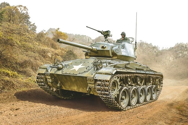 ITALERI 1:35 M-24 “Chaffe” Korean War