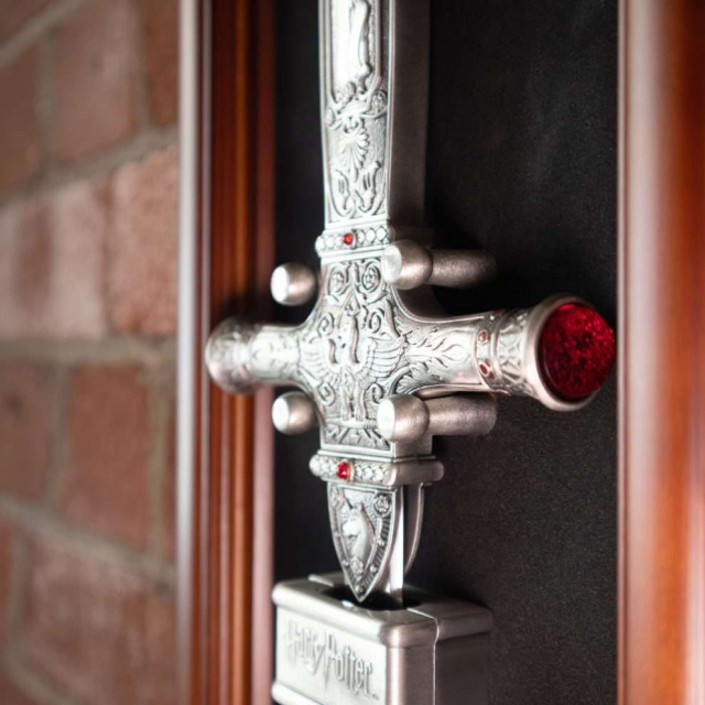 Noble Collection Godric Rohkelikon miekka - Harry Potter - Harry Potter