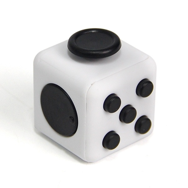 Fidget Cube, valkoinen/musta ryhmässä LELUT, TUOTTEET LAPSILLE JA VAUVOILLE / Leikkikalut, Askartelu &Pelit / Fidget Spinners @ TP E-commerce Nordic AB (38-27574)