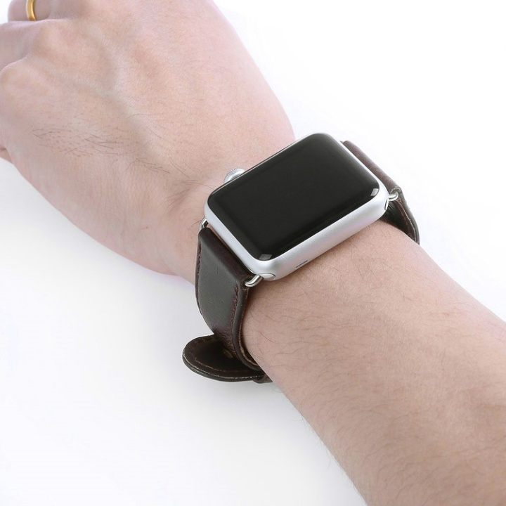 Tekonahkainen kellonauha Apple Watchille, 42/44/45mm, tummanruskea ryhmässä ÄLYPUHELIMET JA TABLETIT / Urheilu, koti ja vapaa-aika / Apple Watch & tarvikkeet / Tarvikkeet @ TP E-commerce Nordic AB (38-29517)