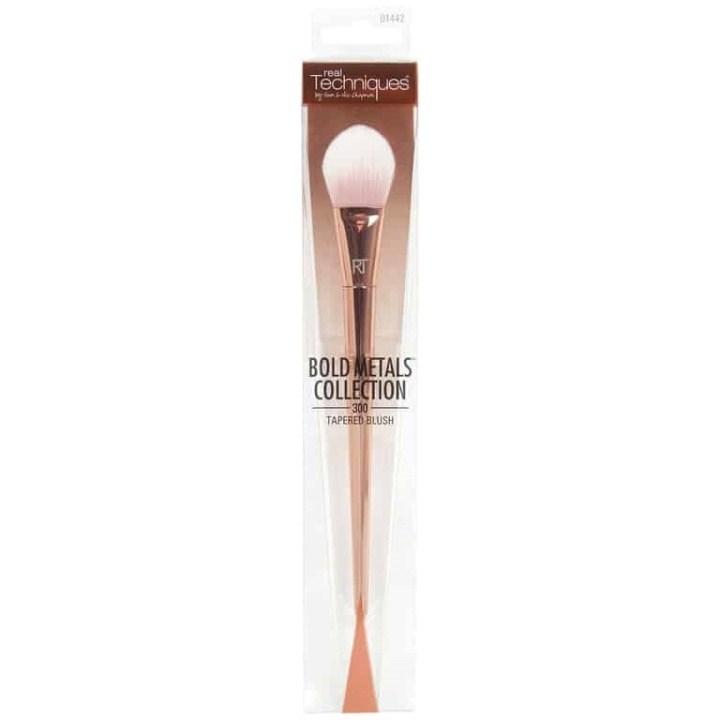 Real Techniques Bold Metal Collection 300 Tapered Blush Brush ryhmässä KAUNEUS JA TERVEYS / Meikit / Tarvikkeet & Meikkisetit / Harjat & Pensselit @ TP E-commerce Nordic AB (38-57982)
