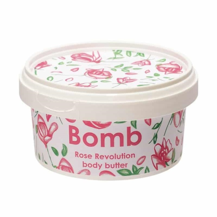 Bomb Cosmetics Body Butter Rose Revolution 210ml ryhmässä KAUNEUS JA TERVEYS / Ihonhoito / Kehon hoito / Vartalovoide @ TP E-commerce Nordic AB (38-59086)