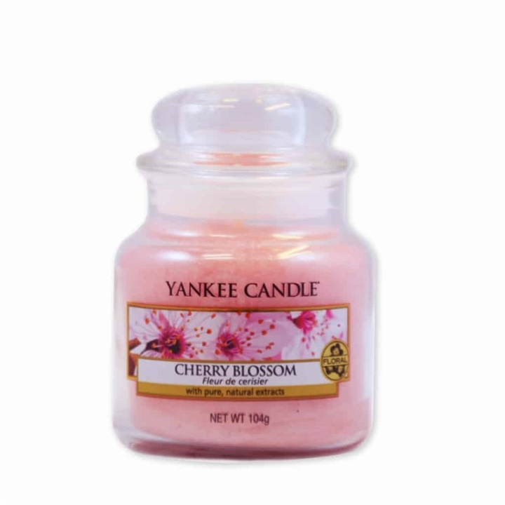 Yankee Candle Classic Small Jar Cherry Blossom Candle 104g ryhmässä KAUNEUS JA TERVEYS / Tuoksut & Parfyymit / Muut tuoksut / Tuoksukynttilät @ TP E-commerce Nordic AB (38-59348)