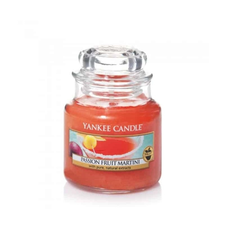 Yankee Candle Classic Small Jar Passion Fruit Martini 104g ryhmässä KAUNEUS JA TERVEYS / Tuoksut & Parfyymit / Muut tuoksut / Tuoksukynttilät @ TP E-commerce Nordic AB (38-67692)