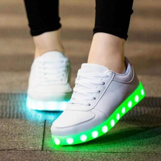 LED Sneakers med snörning strl 38, Vita ryhmässä URHEILU, VAPAA-AIKA JA HARRASTUS / Tarvikkeet / Muut tarvikkeet @ TP E-commerce Nordic AB (38-82171)