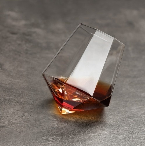 9-kantigt lutande whiskeyglas ryhmässä KOTI, TALOUS JA PUUTARHA / Keittiövälineet / Viini & Juoma-tarvikkeet @ TP E-commerce Nordic AB (38-82740)