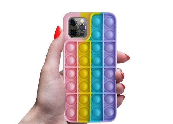 Kännykän kansi Pop it -lelulla iPhone 12/12 Prolle, Rainbow ryhmässä ÄLYPUHELIMET JA TABLETIT / Puhelimen suojakotelo / Apple / iPhone 12 @ TP E-commerce Nordic AB (38-83007)