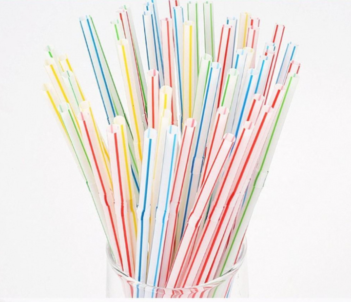 Disposable colored strip straws, 100pcs ryhmässä LELUT, TUOTTEET LAPSILLE JA VAUVOILLE / Syö ja juo / Lastenjuhlat ja juhlat @ TP E-commerce Nordic AB (38-83185)