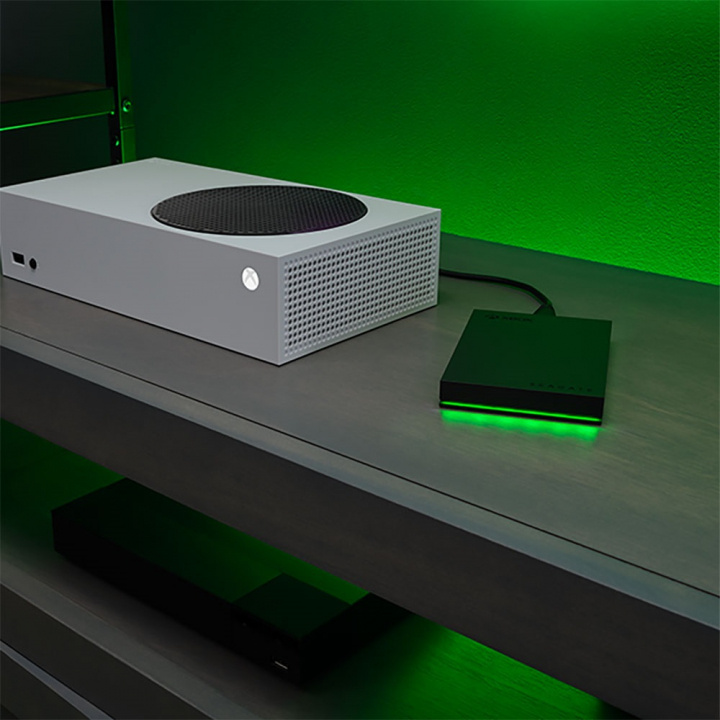 Seagate Xbox Game Drive 4TB till Xbox One och Xbox Series X|S ryhmässä KODINELEKTRONIIKKA / Pelikonsolit & Tarvikkeet / Xbox Series X / Tarvikkeet @ TP E-commerce Nordic AB (38-86832)