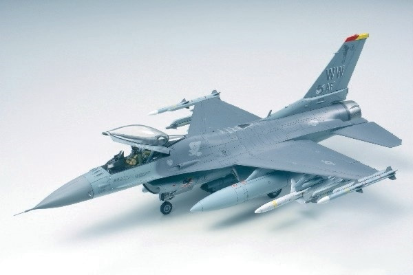 Tamiya 1/48 F-16 CJ Fighting Falcon ryhmässä URHEILU, VAPAA-AIKA JA HARRASTUS / Harrastus / Muovimallit / Lentokoneet/Helikopterit @ TP E-commerce Nordic AB (A06421)