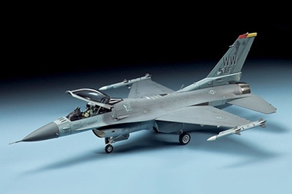 Tamiya 1/72 F-16CJ Fighting Falcon ryhmässä URHEILU, VAPAA-AIKA JA HARRASTUS / Harrastus / Muovimallit / Lentokoneet/Helikopterit @ TP E-commerce Nordic AB (A06529)