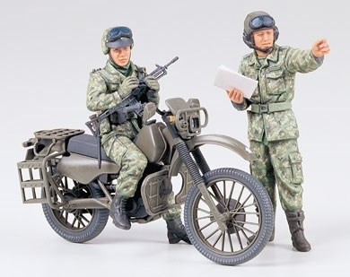 Tamiya 1/35 JGSDF Motorcycle Recon. Set ryhmässä URHEILU, VAPAA-AIKA JA HARRASTUS / Harrastus / Muovimallit / Sotilasajoneuvot (maa) @ TP E-commerce Nordic AB (A06570)