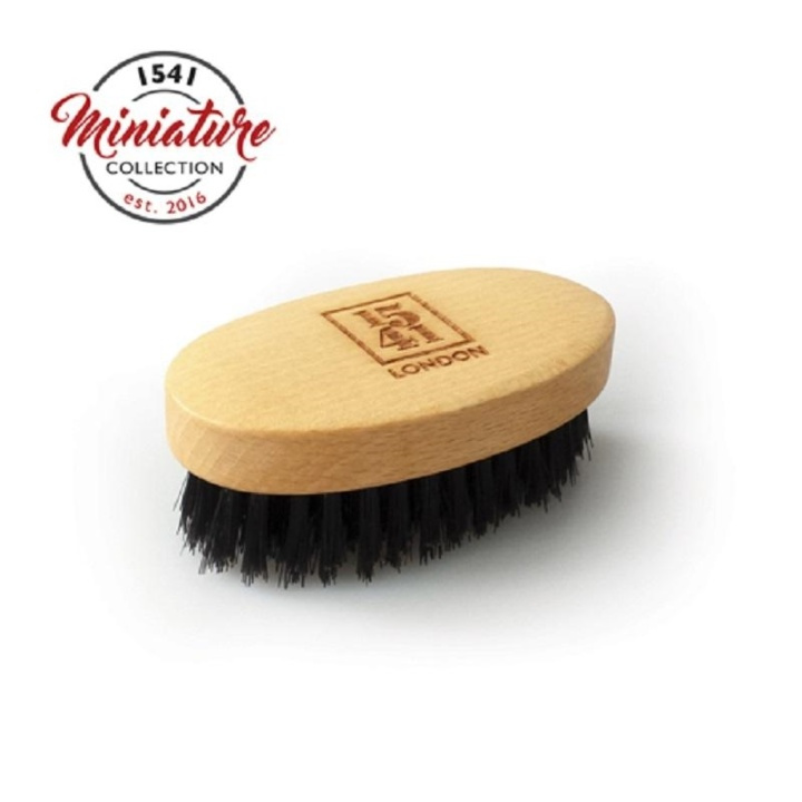 1541 London Mini Beard & Moustache Brush Beechwood ryhmässä KAUNEUS JA TERVEYS / Hiukset &Stailaus / Sheivaus ja trimmaus / Partakampa & Partasuti @ TP E-commerce Nordic AB (A10178)