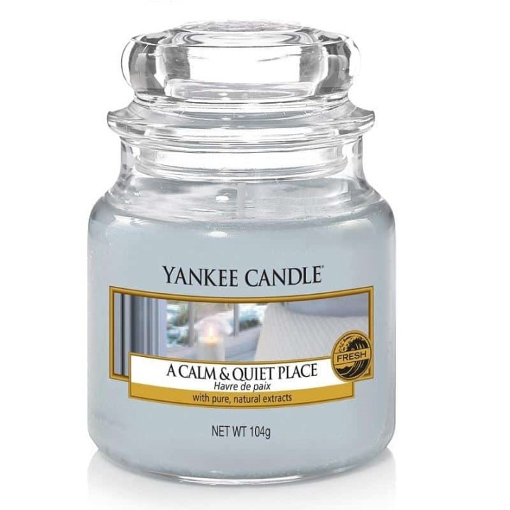 Yankee Candle Classic Small Jar A Calm & Quiet Place 104g ryhmässä KAUNEUS JA TERVEYS / Tuoksut & Parfyymit / Muut tuoksut / Tuoksukynttilät @ TP E-commerce Nordic AB (A13296)