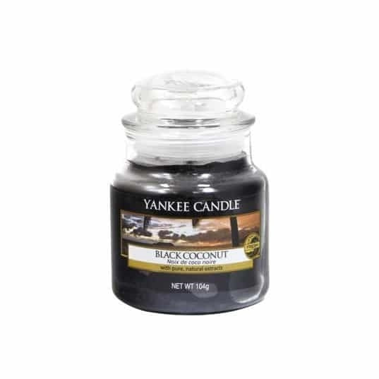 Yankee Candle Classic Small Jar Black Coconut 104g ryhmässä KAUNEUS JA TERVEYS / Tuoksut & Parfyymit / Muut tuoksut / Tuoksukynttilät @ TP E-commerce Nordic AB (A13301)