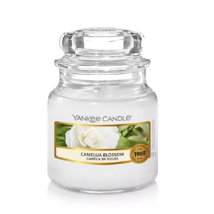 Yankee Candle Classic Small Jar Camellia Blossom 104g ryhmässä KAUNEUS JA TERVEYS / Tuoksut & Parfyymit / Muut tuoksut / Tuoksukynttilät @ TP E-commerce Nordic AB (A13302)