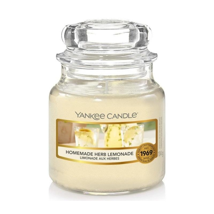 Yankee Candle Classic Small Jar Homemade Herb Lemonade 104g ryhmässä KAUNEUS JA TERVEYS / Tuoksut & Parfyymit / Muut tuoksut / Tuoksukynttilät @ TP E-commerce Nordic AB (C00633)