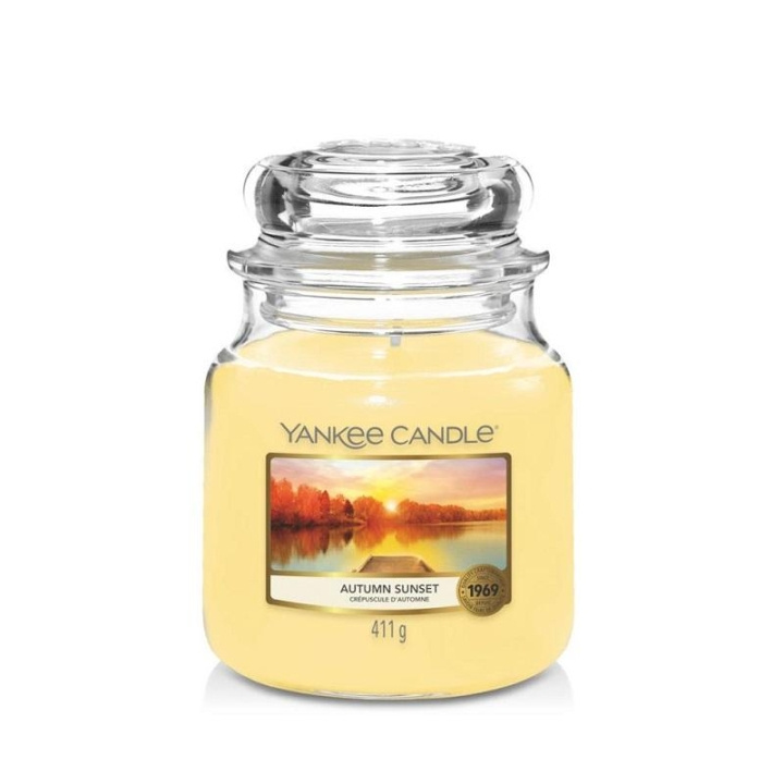 Yankee Candle Classic Medium Jar Autumn Sunset 411g ryhmässä KAUNEUS JA TERVEYS / Tuoksut & Parfyymit / Muut tuoksut / Tuoksukynttilät @ TP E-commerce Nordic AB (C00644)