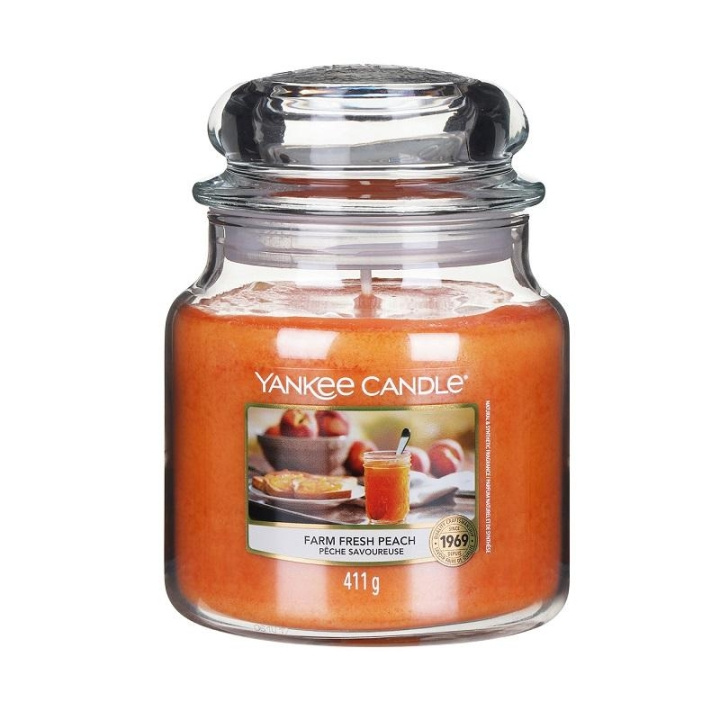 Yankee Candle Classic Medium Jar Farm Fresh Peach 411g ryhmässä KAUNEUS JA TERVEYS / Tuoksut & Parfyymit / Muut tuoksut / Tuoksukynttilät @ TP E-commerce Nordic AB (C00646)