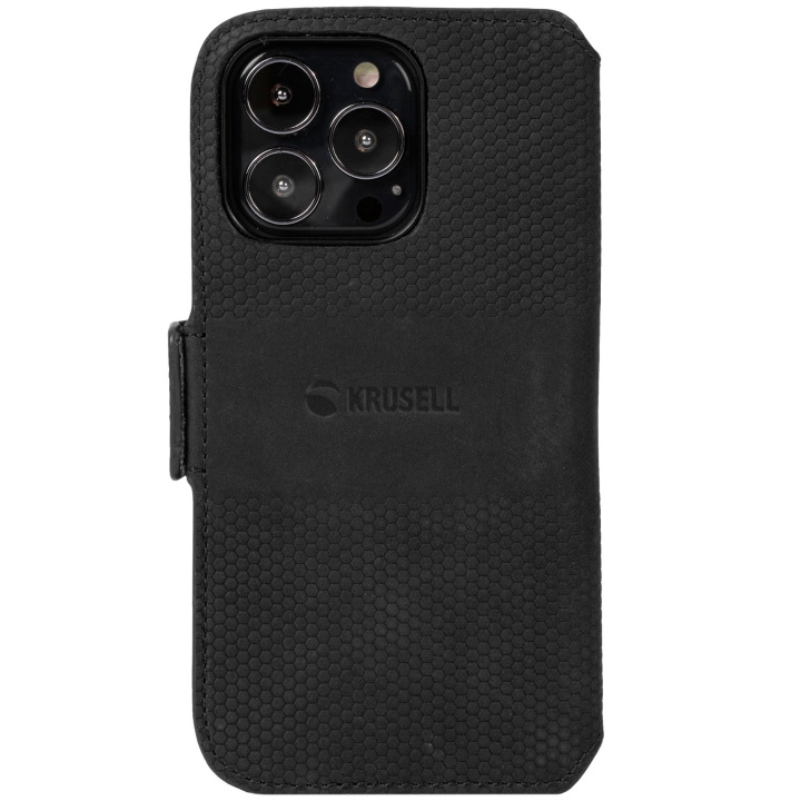 Krusell Leather Phone Wallet iPhone 13 Pro Svart ryhmässä ÄLYPUHELIMET JA TABLETIT / Puhelimen suojakotelo / Apple / iPhone 13 Pro / Kotelo @ TP E-commerce Nordic AB (C08751)