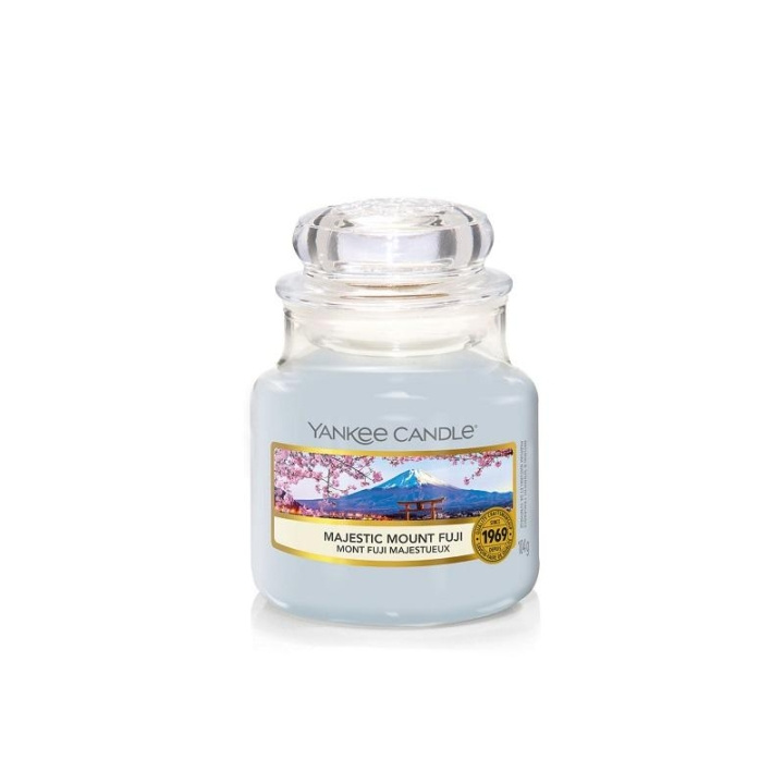 Yankee Candle Classic Small Jar Majestic Mount Fuji 104g ryhmässä KAUNEUS JA TERVEYS / Tuoksut & Parfyymit / Muut tuoksut / Tuoksukynttilät @ TP E-commerce Nordic AB (C11193)