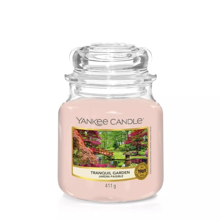 Yankee Candle Classic Medium Jar Tranquil Garden 411g ryhmässä KAUNEUS JA TERVEYS / Tuoksut & Parfyymit / Muut tuoksut / Tuoksukynttilät @ TP E-commerce Nordic AB (C11195)