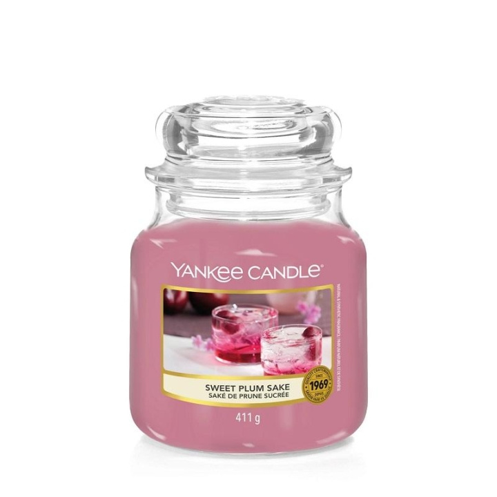 Yankee Candle Classic Medium Jar Sweet Plum Sake 411g ryhmässä KAUNEUS JA TERVEYS / Tuoksut & Parfyymit / Muut tuoksut / Tuoksukynttilät @ TP E-commerce Nordic AB (C11196)