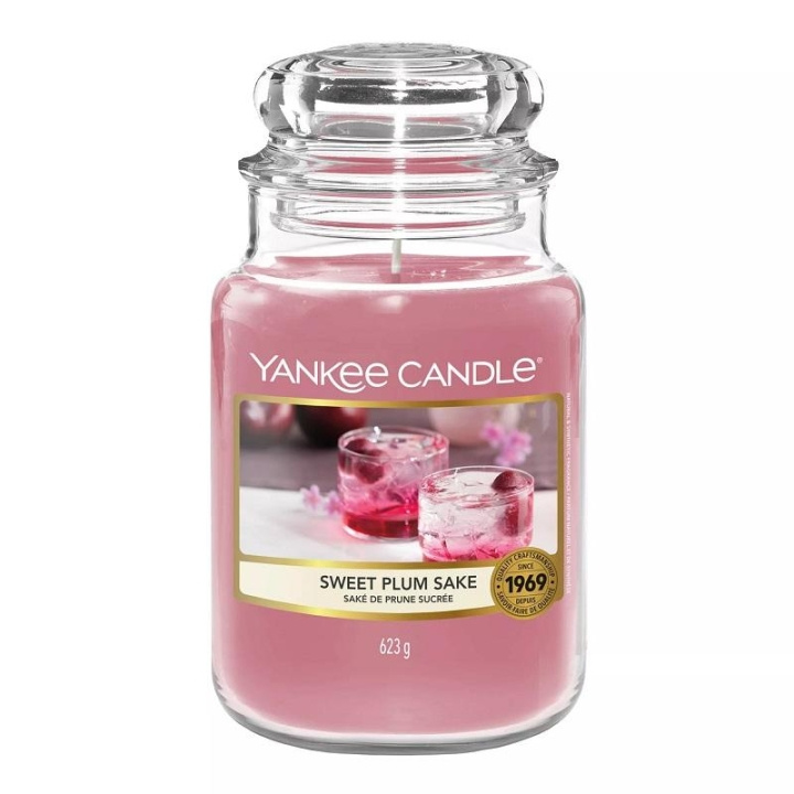 Yankee Candle Classic Large Sweet Plum Sake 623g ryhmässä KAUNEUS JA TERVEYS / Tuoksut & Parfyymit / Muut tuoksut / Tuoksukynttilät @ TP E-commerce Nordic AB (C11206)