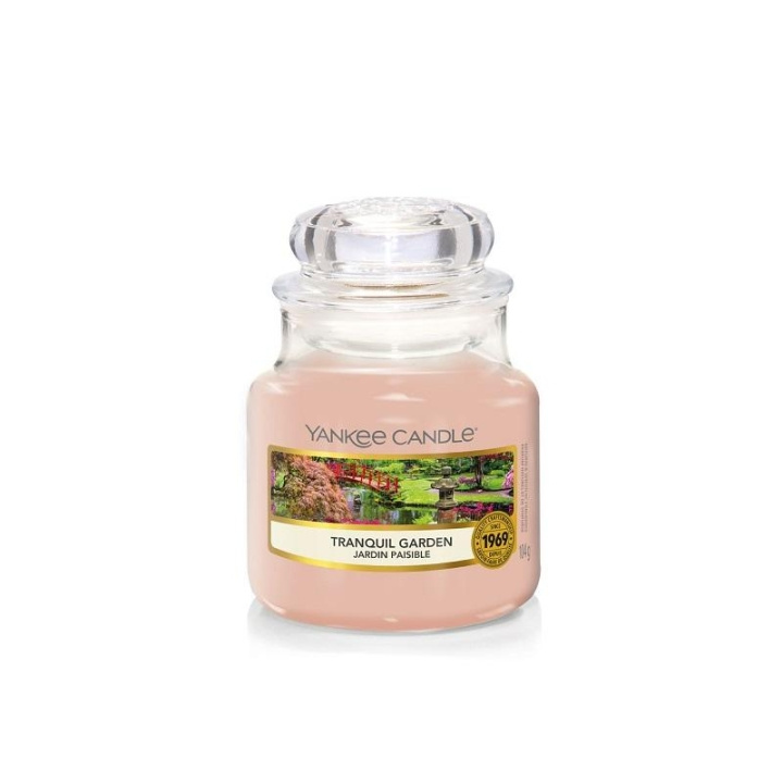Yankee Candle Classic Small Jar Tranquil Garden 104g ryhmässä KAUNEUS JA TERVEYS / Tuoksut & Parfyymit / Muut tuoksut / Tuoksukynttilät @ TP E-commerce Nordic AB (C11208)