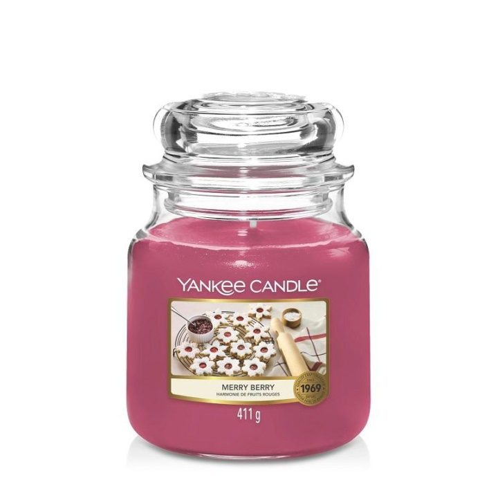 Yankee Candle Classic Medium Jar Merry Berry 411g ryhmässä KAUNEUS JA TERVEYS / Tuoksut & Parfyymit / Muut tuoksut / Tuoksukynttilät @ TP E-commerce Nordic AB (C11245)