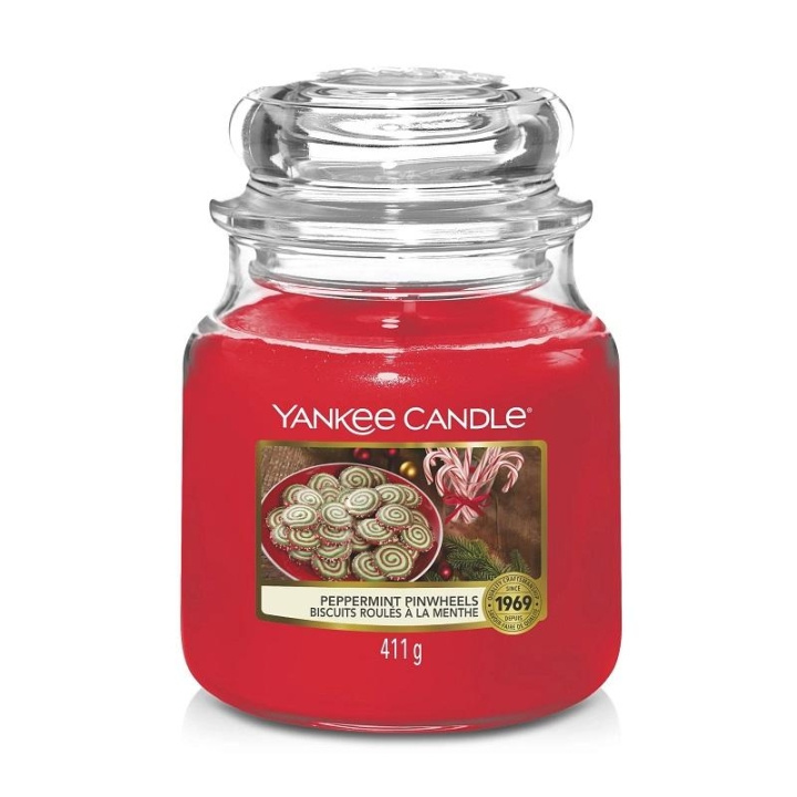 Yankee Candle Classic Medium Jar Peppermint Pinwheels 411g ryhmässä KAUNEUS JA TERVEYS / Tuoksut & Parfyymit / Muut tuoksut / Tuoksukynttilät @ TP E-commerce Nordic AB (C14043)