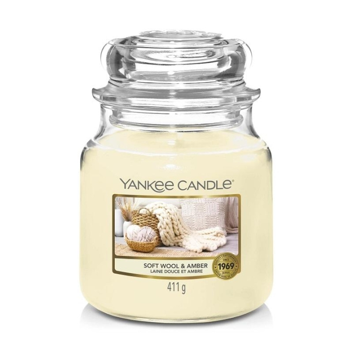 Yankee Candle Classic Medium Jar Soft Wool and Amber 411g ryhmässä KAUNEUS JA TERVEYS / Tuoksut & Parfyymit / Muut tuoksut / Tuoksukynttilät @ TP E-commerce Nordic AB (C14047)