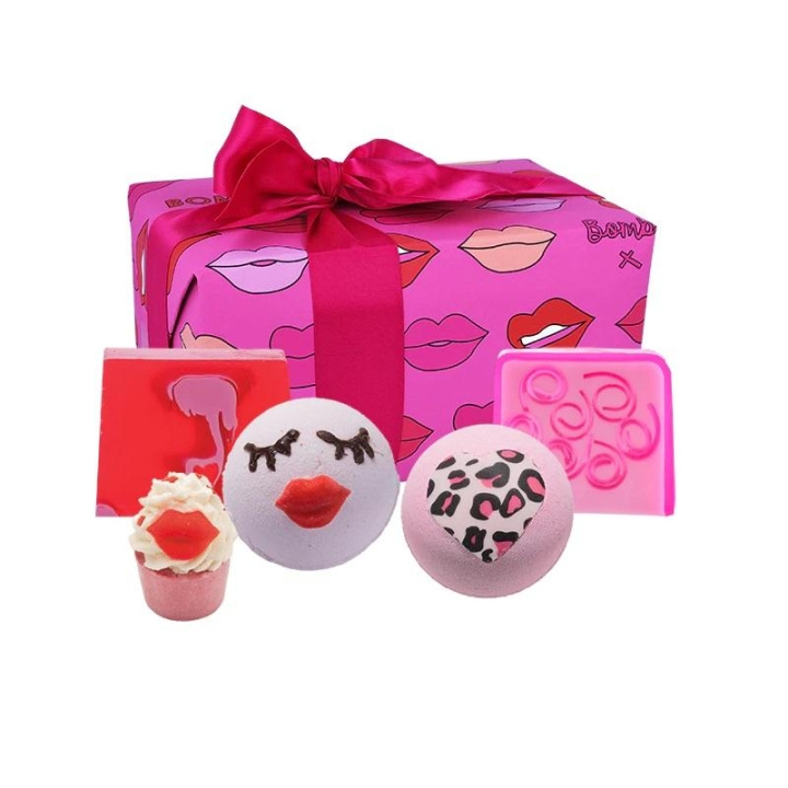 Bomb Cosmetics Lip Sync Pamper Gift Box ryhmässä KAUNEUS JA TERVEYS / Meikit / Huulet / Huulikiilto / Plumper @ TP E-commerce Nordic AB (C14053)