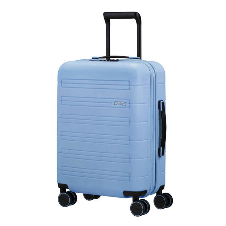 AMERICAN TOURISTER Nova Stream Spinner 55/20 Expand Pastel Blue ryhmässä URHEILU, VAPAA-AIKA JA HARRASTUS / Matkailutarvikkeet / Matkalaukut @ TP E-commerce Nordic AB (C17065)