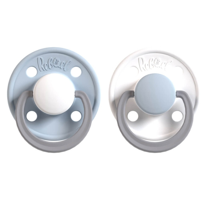 REBAEL Pacifier 2-Pack Size 1 Cold White Pony / Snowy Sky Pony ryhmässä LELUT, TUOTTEET LAPSILLE JA VAUVOILLE / Vauvatuotteet / Tutit & Hammasrenkaat @ TP E-commerce Nordic AB (C17224)