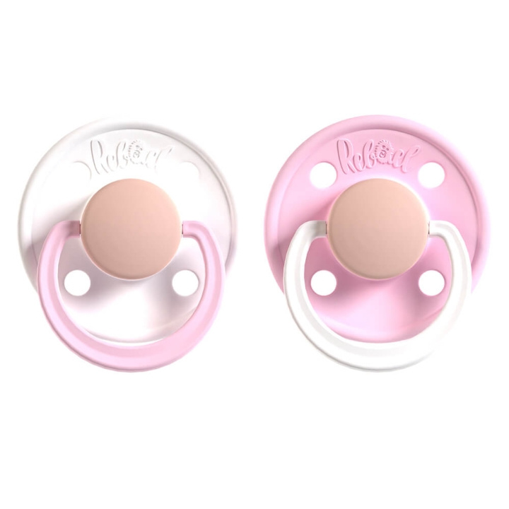 REBAEL Pacifier 2-Pack Size 2 Snowy Soft Flamingo / Rising Soft Fox ryhmässä LELUT, TUOTTEET LAPSILLE JA VAUVOILLE / Vauvatuotteet / Tutit & Hammasrenkaat @ TP E-commerce Nordic AB (C17252)