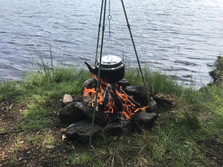 Camp Tripod - 3-bensstativ lägereld, höjd 80 cm ryhmässä URHEILU, VAPAA-AIKA JA HARRASTUS / Ulkoilu / Ruoanlaitto ulkona @ TP E-commerce Nordic AB (C24390)