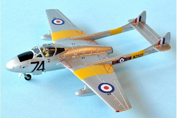 AIRFIX de Havilland Vampire T.11, 1:72 hanging gift set ryhmässä URHEILU, VAPAA-AIKA JA HARRASTUS / Harrastus / Muovimallit / Lentokoneet/Helikopterit @ TP E-commerce Nordic AB (C29597)