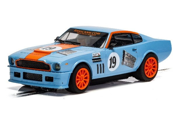 SCALEXTRIC Aston Martin V8 - Gulf Edition - Rikki Cann Racing ryhmässä LELUT, TUOTTEET LAPSILLE JA VAUVOILLE / Radio-ohjattava / Autoradat / Autot @ TP E-commerce Nordic AB (C29641)