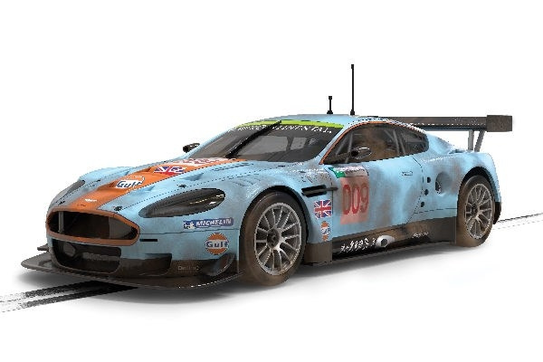 SCALEXTRIC Aston Martin DBR9 Gulf Edition ROFGO \'Dirty Girl\' ryhmässä LELUT, TUOTTEET LAPSILLE JA VAUVOILLE / Radio-ohjattava / Autoradat / Autot @ TP E-commerce Nordic AB (C29679)