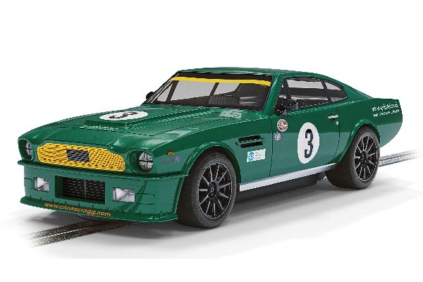 SCALEXTRIC Aston Martin V8 - Chris Scragg Racing ryhmässä URHEILU, VAPAA-AIKA JA HARRASTUS / Harrastus / Muovimallit / Autot @ TP E-commerce Nordic AB (C29688)