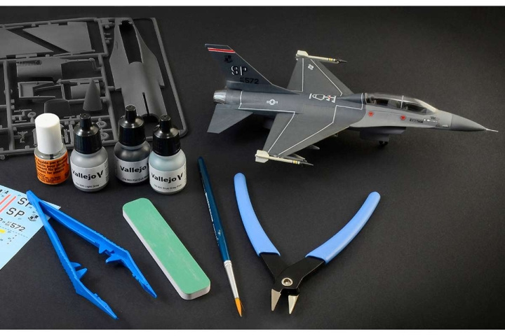 ITALERI 1:72 Complete modeling set F-16 C/D Night Falcon ryhmässä URHEILU, VAPAA-AIKA JA HARRASTUS / Harrastus / Muovimallit / Lentokoneet/Helikopterit @ TP E-commerce Nordic AB (C29838)