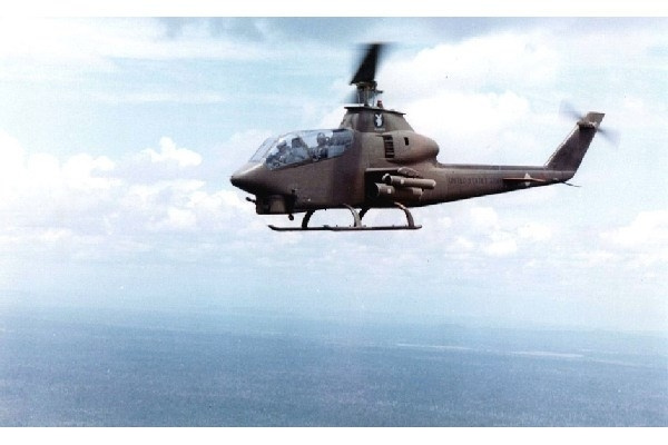 Revell AH-1G Cobra ryhmässä URHEILU, VAPAA-AIKA JA HARRASTUS / Harrastus / Muovimallit / Lentokoneet/Helikopterit @ TP E-commerce Nordic AB (C29910)