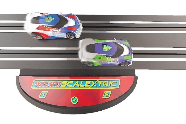 Scalextric Micro Mains Powered Track Piece (UK) ryhmässä LELUT, TUOTTEET LAPSILLE JA VAUVOILLE / Radio-ohjattava / Autoradat / Radat @ TP E-commerce Nordic AB (C30488)