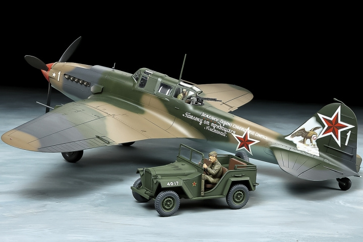 TAMIYA 1/48 Ilyushin IL-2 Shturmovik & GAZ-67B Set ryhmässä URHEILU, VAPAA-AIKA JA HARRASTUS / Harrastus / Muovimallit / Lentokoneet/Helikopterit @ TP E-commerce Nordic AB (C31750)