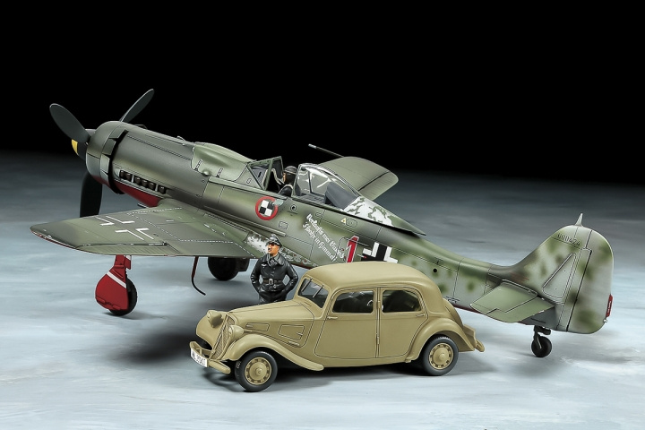 TAMIYA 1/48 Focke-Wulf Fw190 D-9 JV44 & Citroën Traction ryhmässä URHEILU, VAPAA-AIKA JA HARRASTUS / Harrastus / Muovimallit / Sotilasajoneuvot (maa) @ TP E-commerce Nordic AB (C31751)