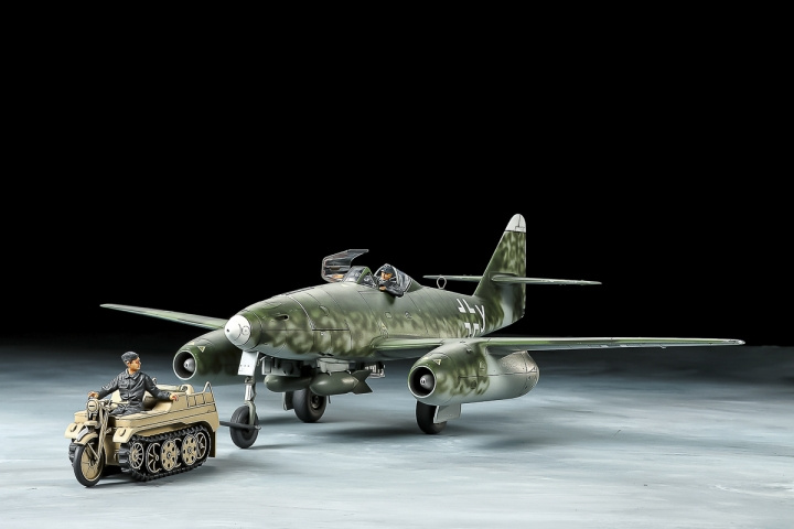 TAMIYA 1/48 Messerschmitt Me262 A-2a w/Kettenkraftrad ryhmässä URHEILU, VAPAA-AIKA JA HARRASTUS / Harrastus / Muovimallit / Lentokoneet/Helikopterit @ TP E-commerce Nordic AB (C31761)