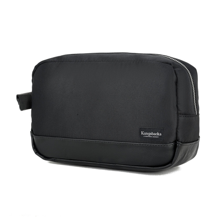 KUNGSBACKA Toilet Bag Filippa Black 1,2L ryhmässä URHEILU, VAPAA-AIKA JA HARRASTUS / Matkailutarvikkeet / Reput ja rinkat & Laukut @ TP E-commerce Nordic AB (C38294)